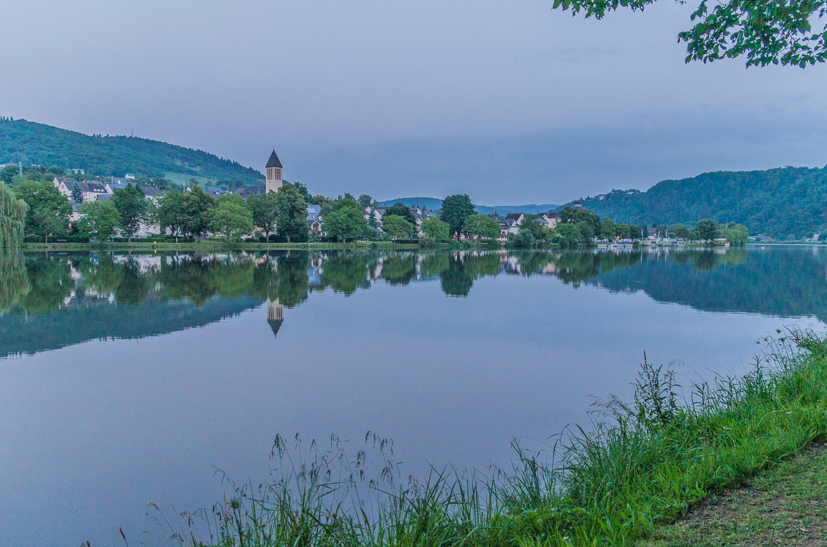 Spiegelungen in der Mosel bei Zell