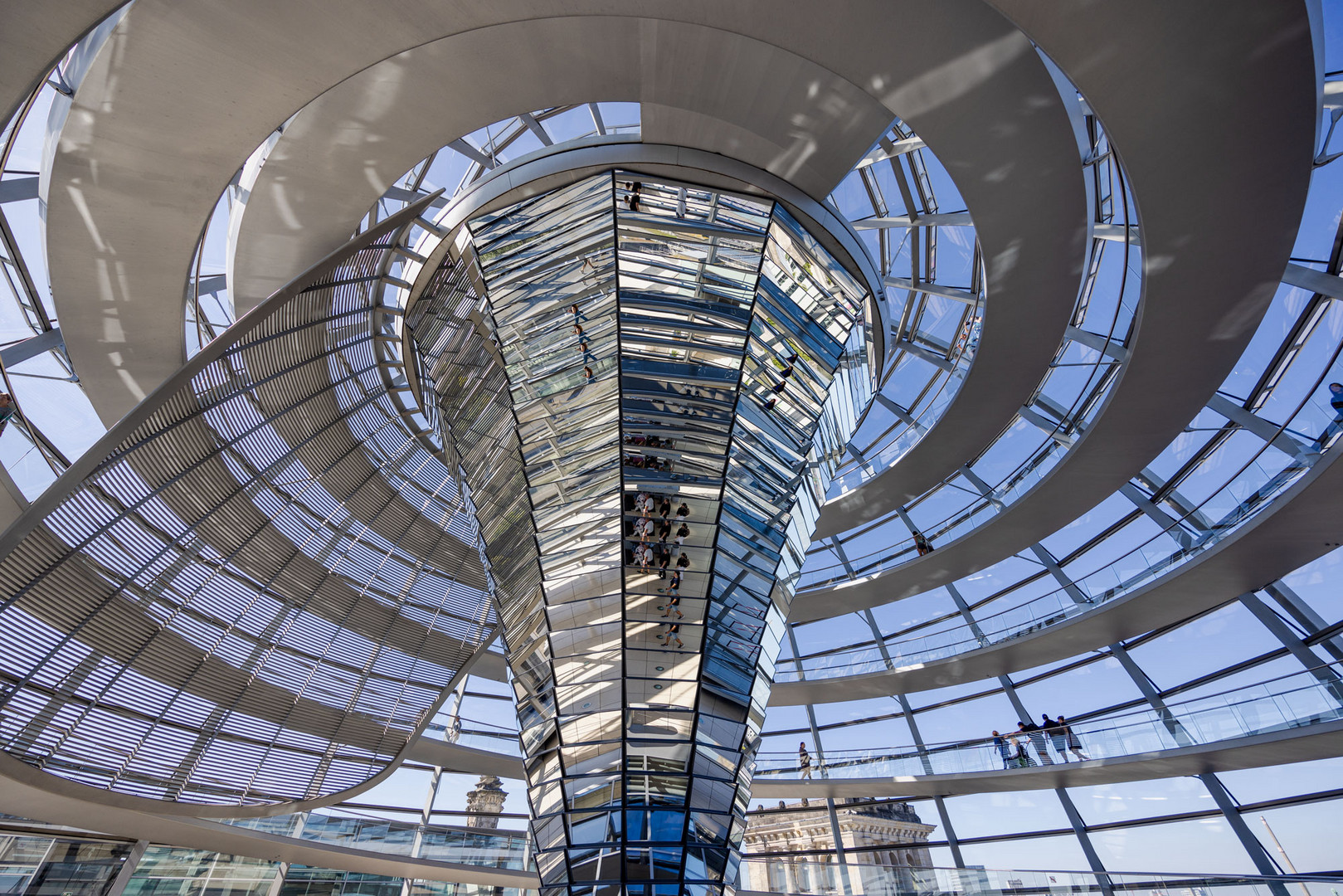 Spiegelungen in der Reichstagskuppel