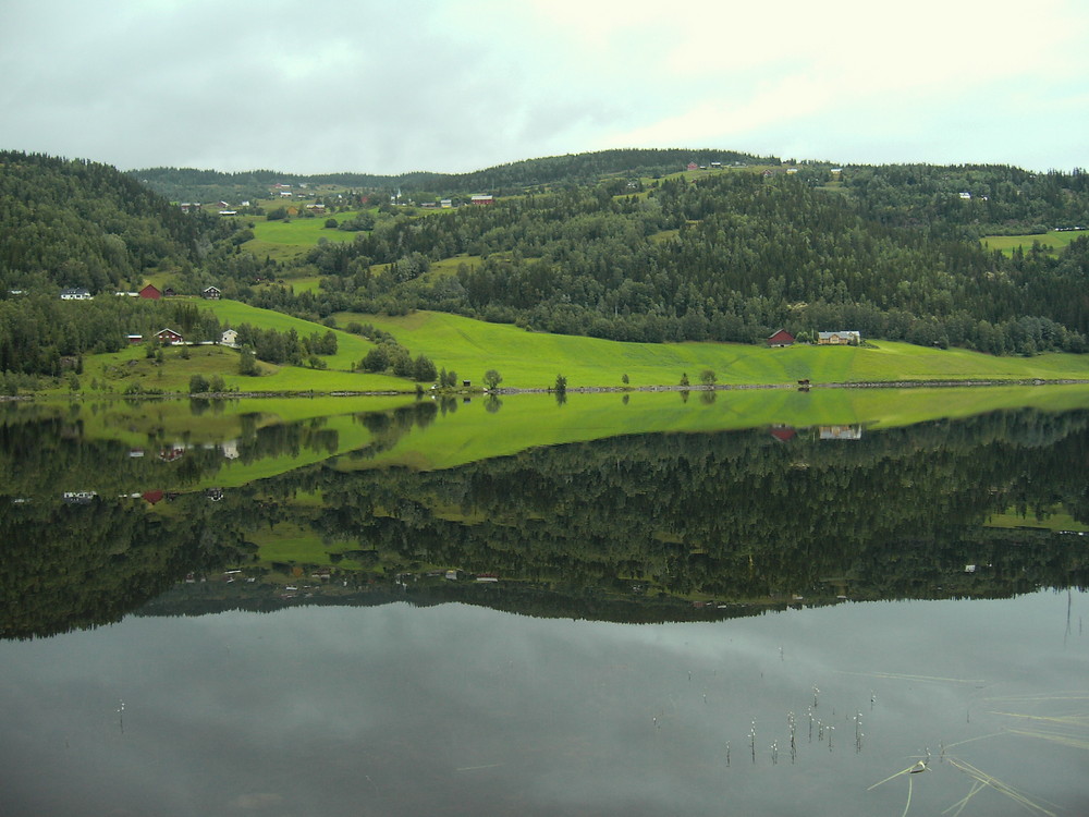 Spiegelungen in einem See in Norwegen