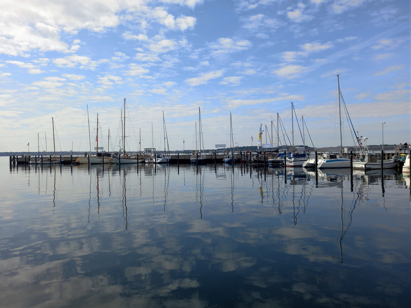 Spiegelungen in Heikendorf (bei Kiel)