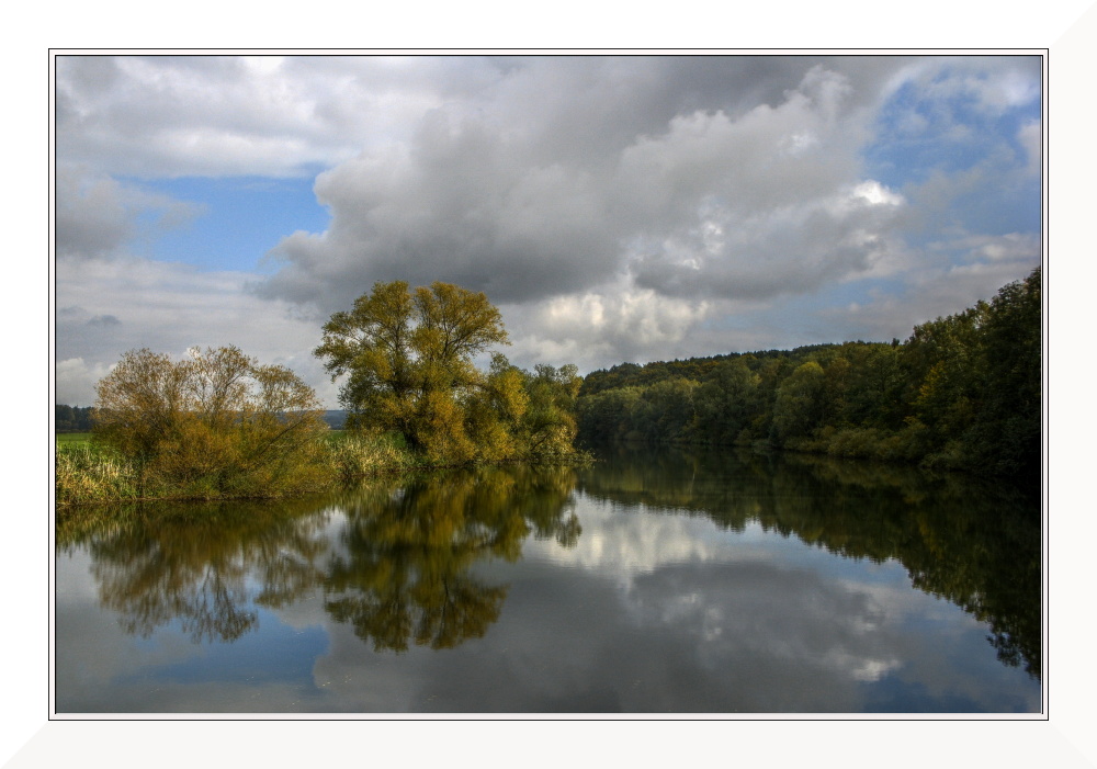 Spiegelungen in Herbstfarben