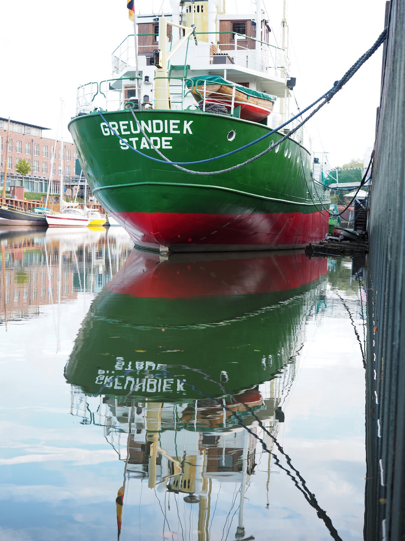 Spiegelungen Museumsschiff im Stader Hafen