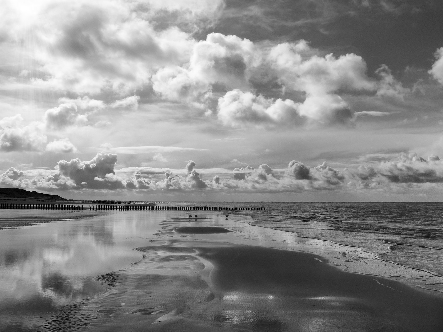 Spiegelungen und Wolken bei Ebbe