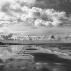 Spiegelungen und Wolken bei Ebbe