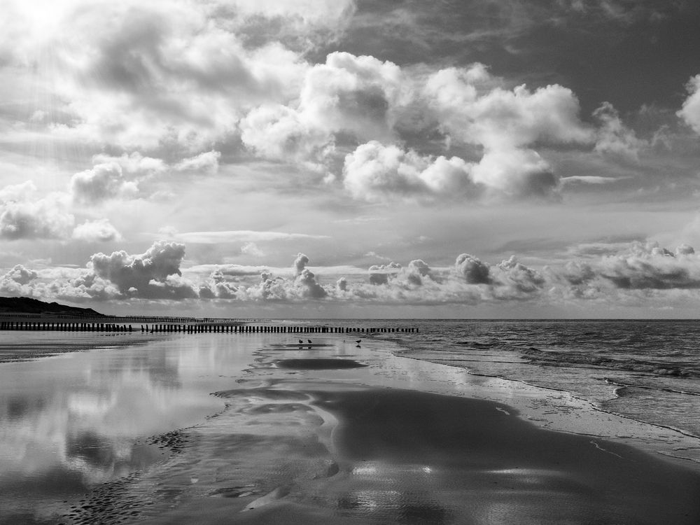 Spiegelungen und Wolken bei Ebbe