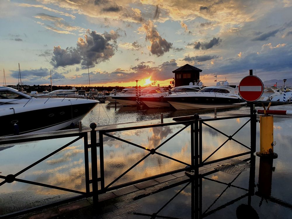 "Spiegelungen vor Sonnenuntergang"