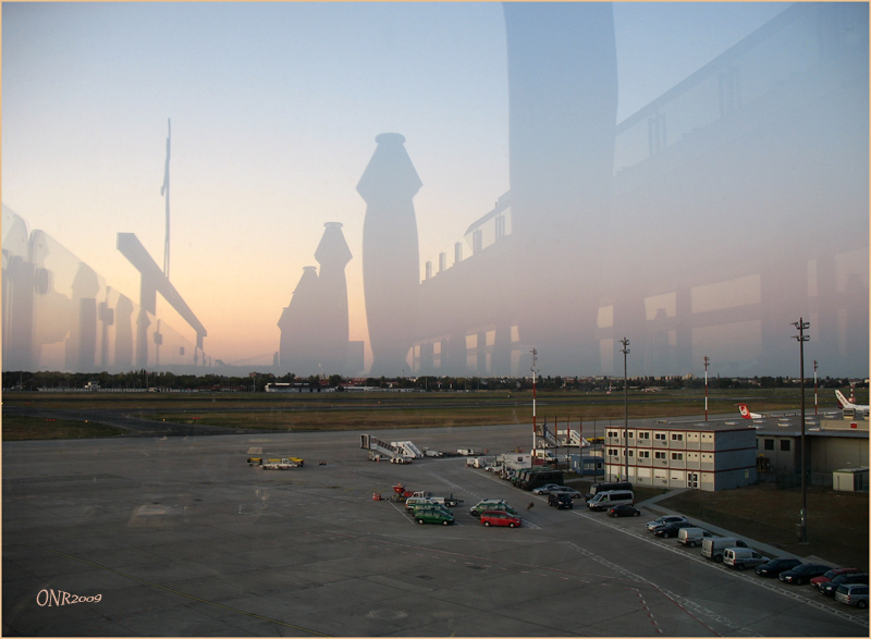 Spiegelungen/Schatten am Flughafen Tegel