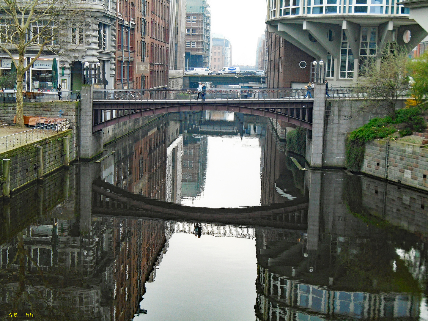 Spiegelung......Fußgängerbrücke über das Herrengrabenfleet inHamburg-Neustadt