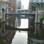 Spiegelung......Fußgängerbrücke über das Herrengrabenfleet inHamburg-Neustadt