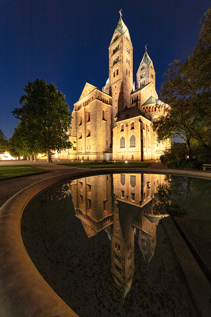 Spiegelung_kaiserdom_Speyer#1