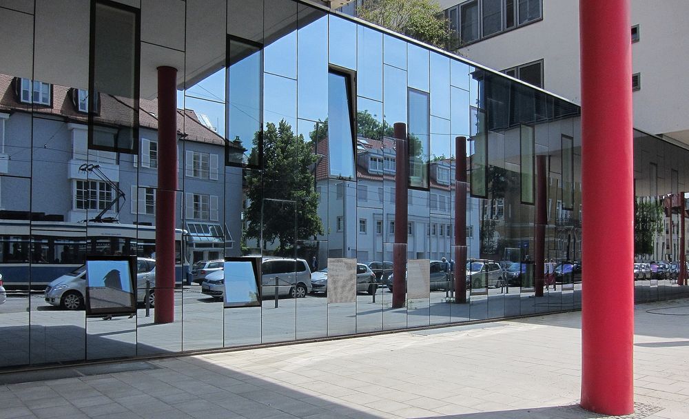 Spiegelwand oder Wandspiegel