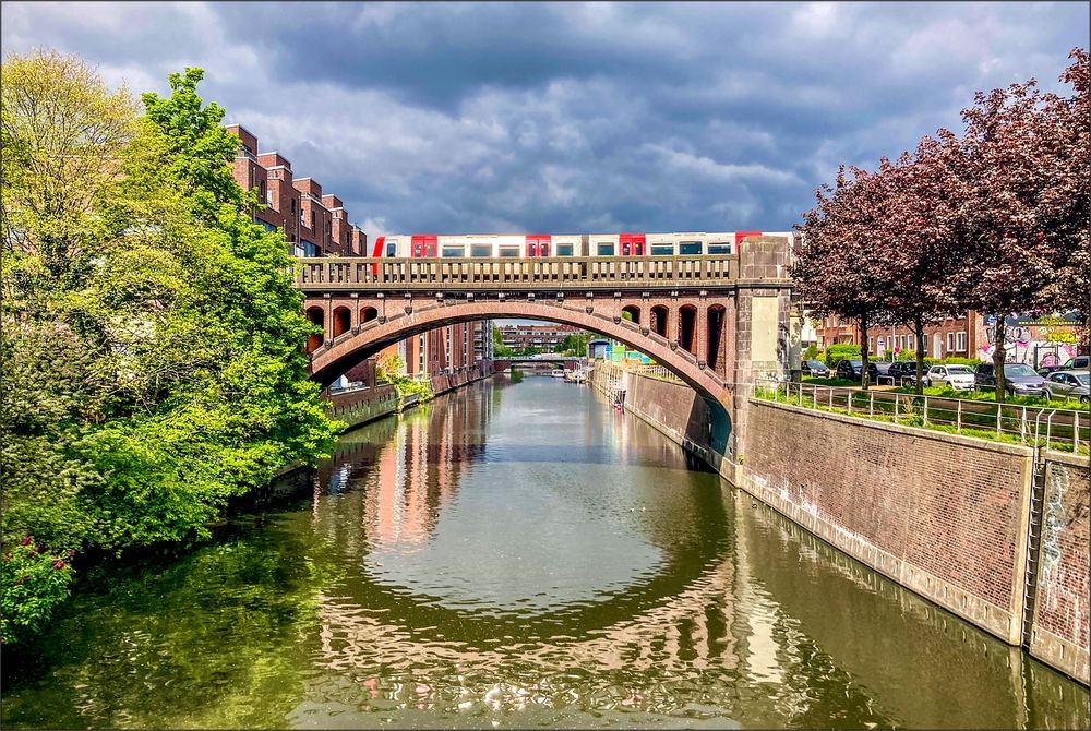 * Spieglein, Spieglein... in Barmbek *  * *