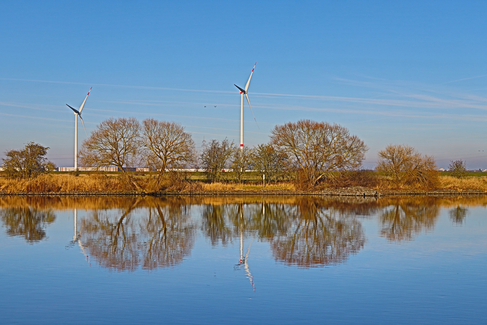 Spieglung am Fluss