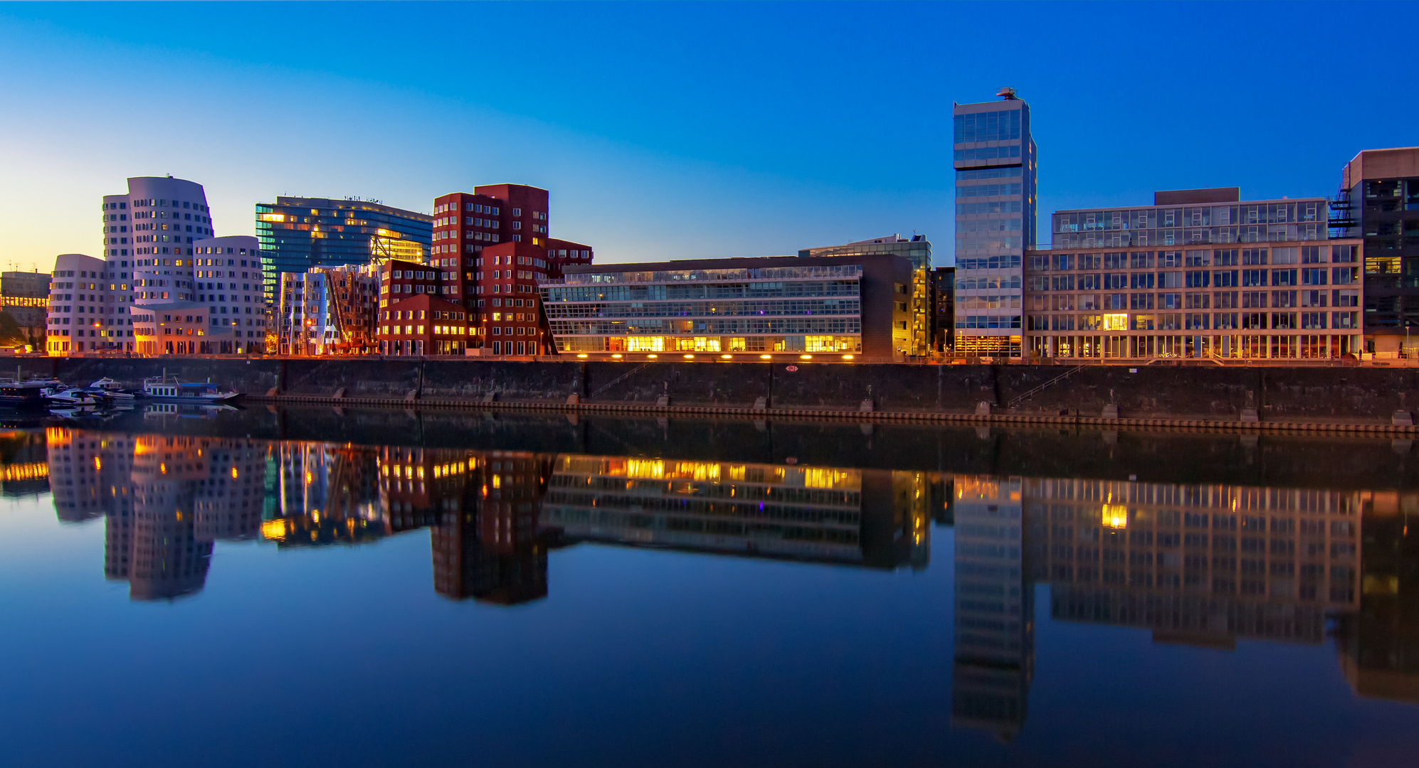 Spieglung am Medienhafen