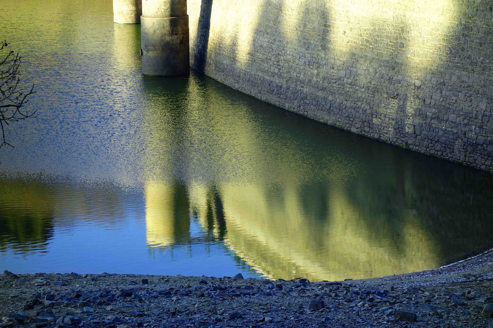 Spieglung auf dem Restwasser der Oestertalsperre ...