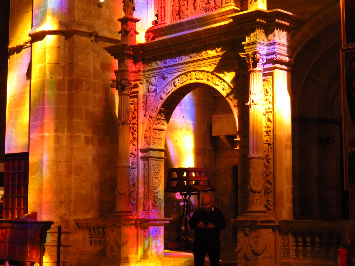 Spiel der Lichtfarben in der Kathedrale in Palma/Mallorca