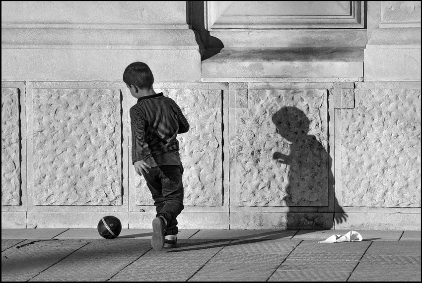 Spiel mit Ball und Schatten - 2