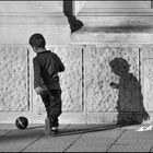 Spiel mit Ball und Schatten - 2