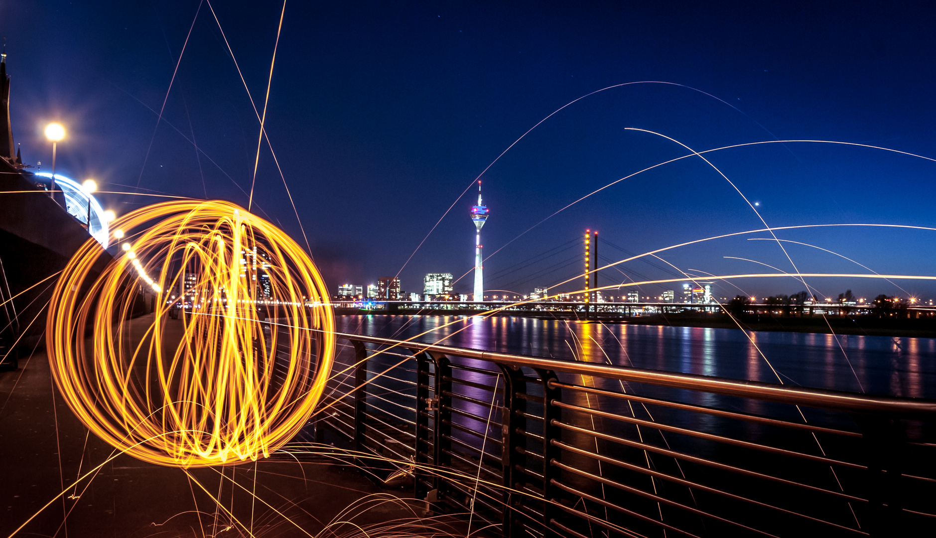 Spiel mit dem Feuer am Düsseldorfer Rhein