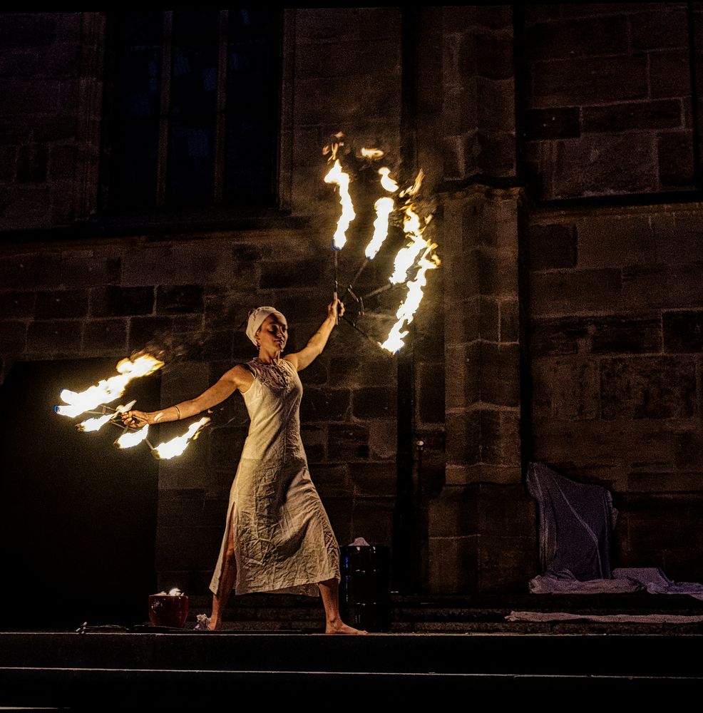 Spiel mit dem Feuer Foto &amp; Bild nachtaufnahme, frau, feuer Bilder auf