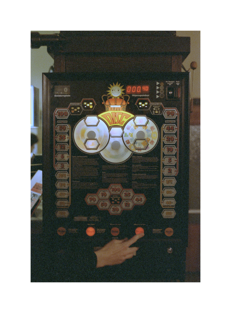   Spielautomat. Arbeiterkneipe, West Berlin, Dezember 1989.