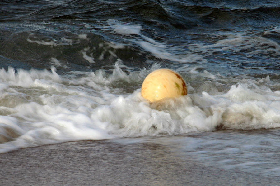Spielball der Wellen
