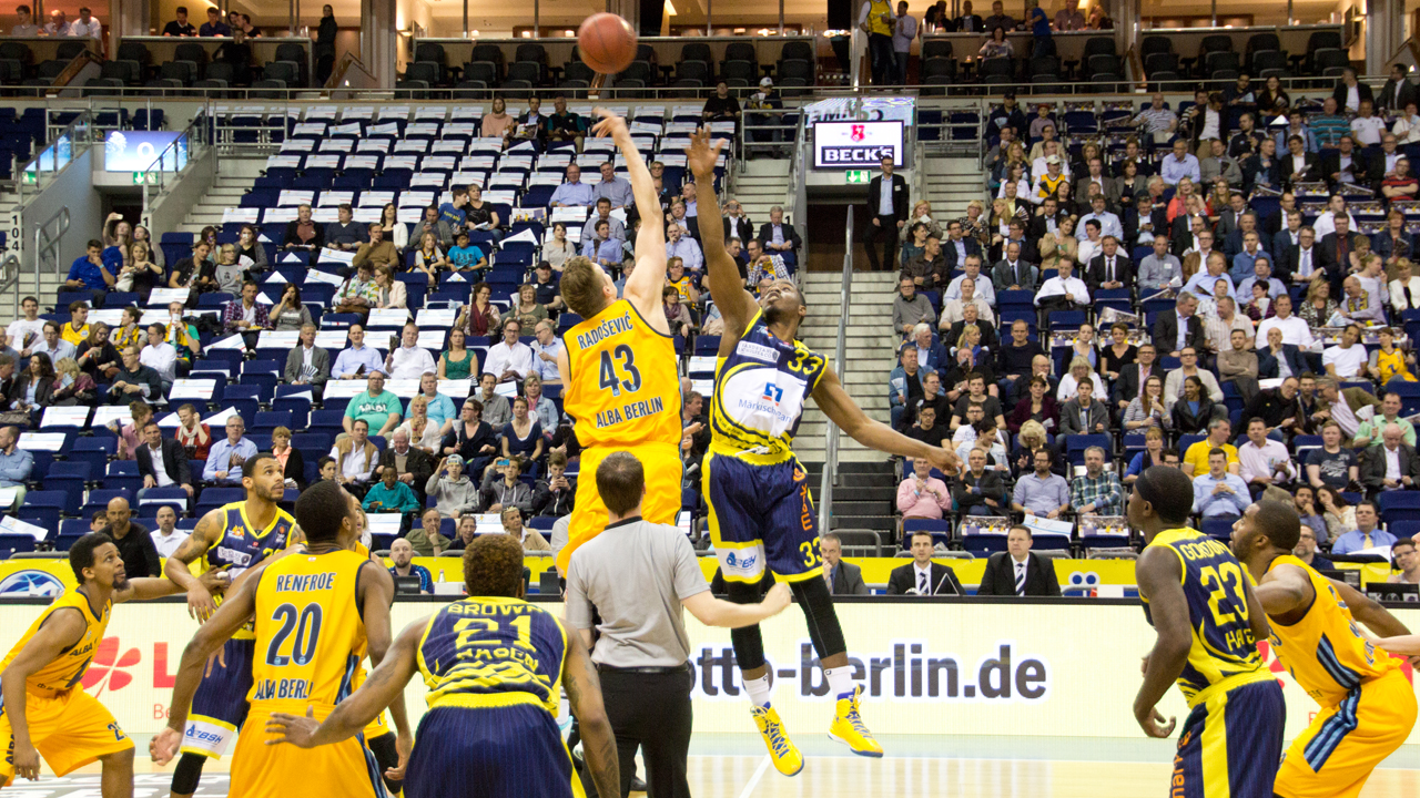 Spielbeginn Alba Berlin gegen Phoenix Hagen