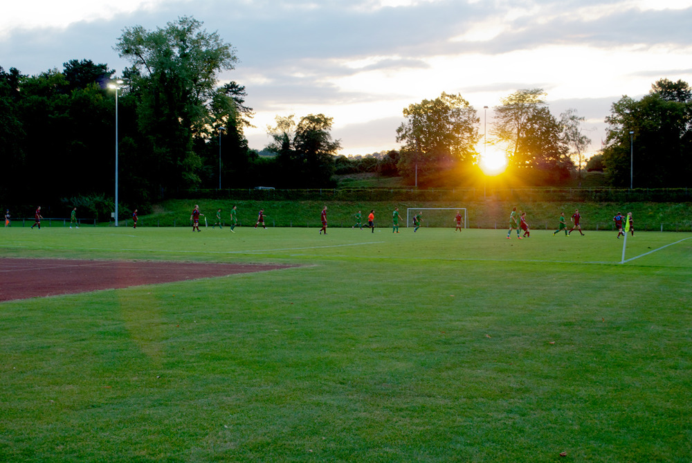 Spielbeginn bei Sonnenuntergang