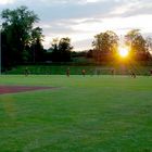 Spielbeginn bei Sonnenuntergang