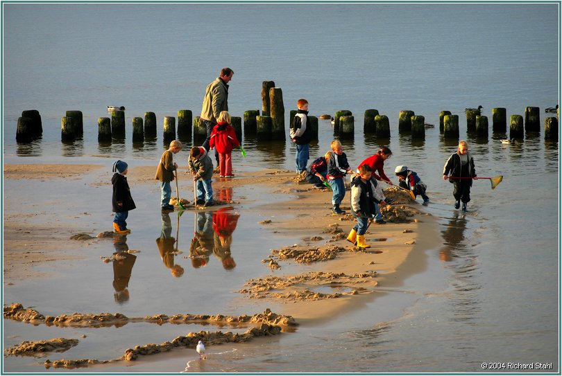 Spielen am Oktober-Strand