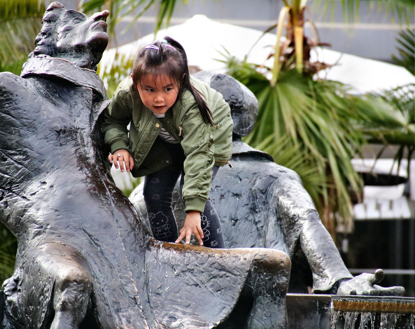 Spielen am Springbrunnen.