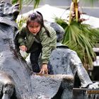 Spielen am Springbrunnen.