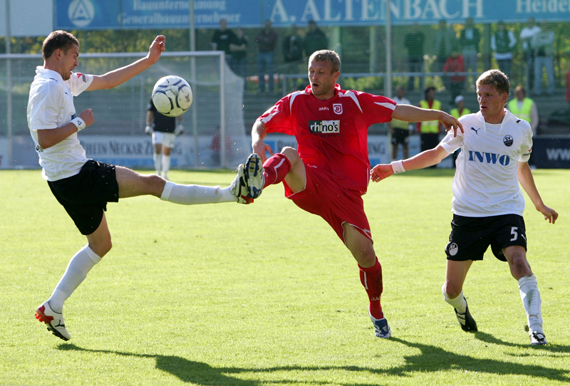 Spielen die Fußball oder Karate