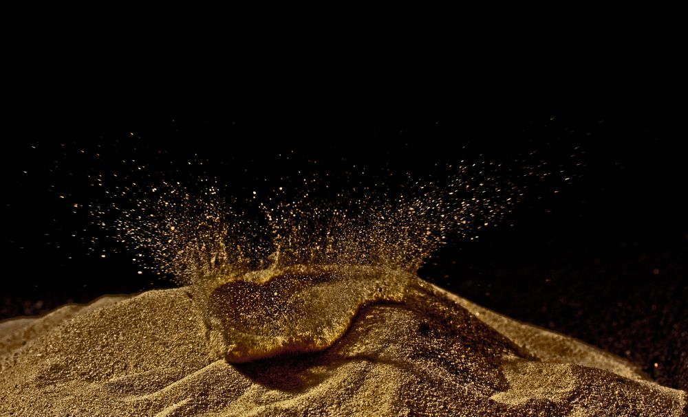 Spielen mit der Murmel im Sand