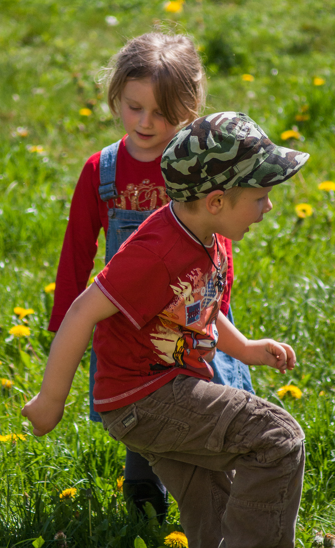 spielend im Garten