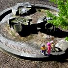 Spielende Kinder am Brunnen