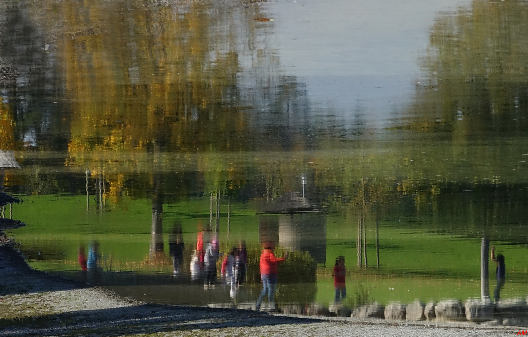 Spielende Kinder am Schlosssee