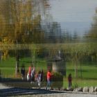 Spielende Kinder am Schlosssee