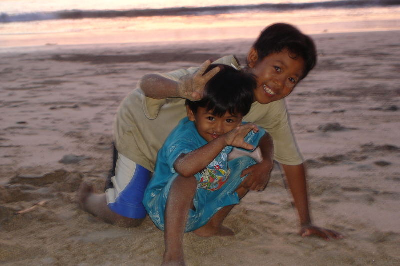 Spielende Kinder am Strand von Jimbaran