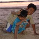 Spielende Kinder am Strand von Jimbaran