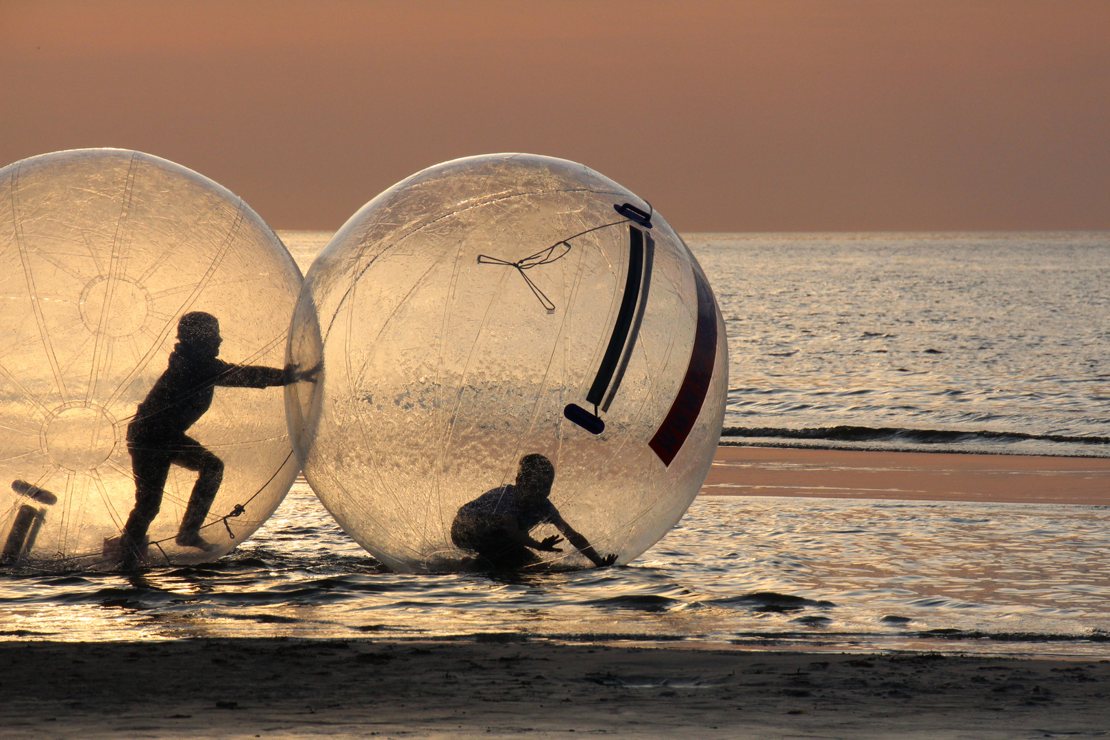 Spielende Kinder am Strand von Jurmala bei Riga