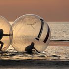 Spielende Kinder am Strand von Jurmala bei Riga