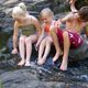 Spielende Kinder am Wasserfall