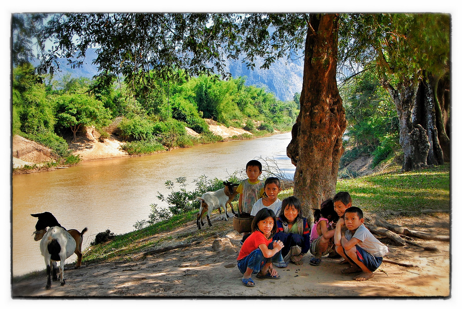 Spielende Kinder am wunderschönen HinBoun River in der Provinz Khammouan