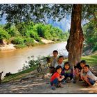 Spielende Kinder am wunderschönen HinBoun River in der Provinz Khammouan