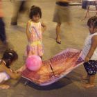 spielende Kinder auf dem Nachtmarkt