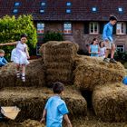 Spielende Kinder auf einer Hochzeit im Hofgut Habitzheim