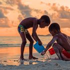 spielende Kinder auf Praslin