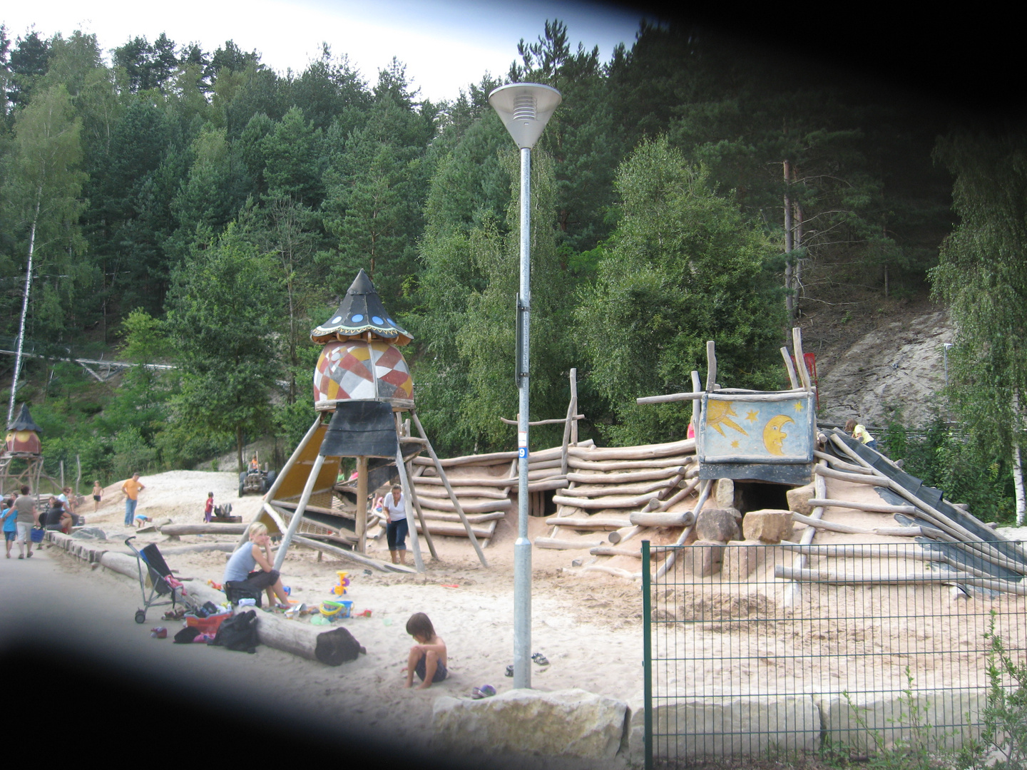 Spielende Kinder beim Monte Karolino