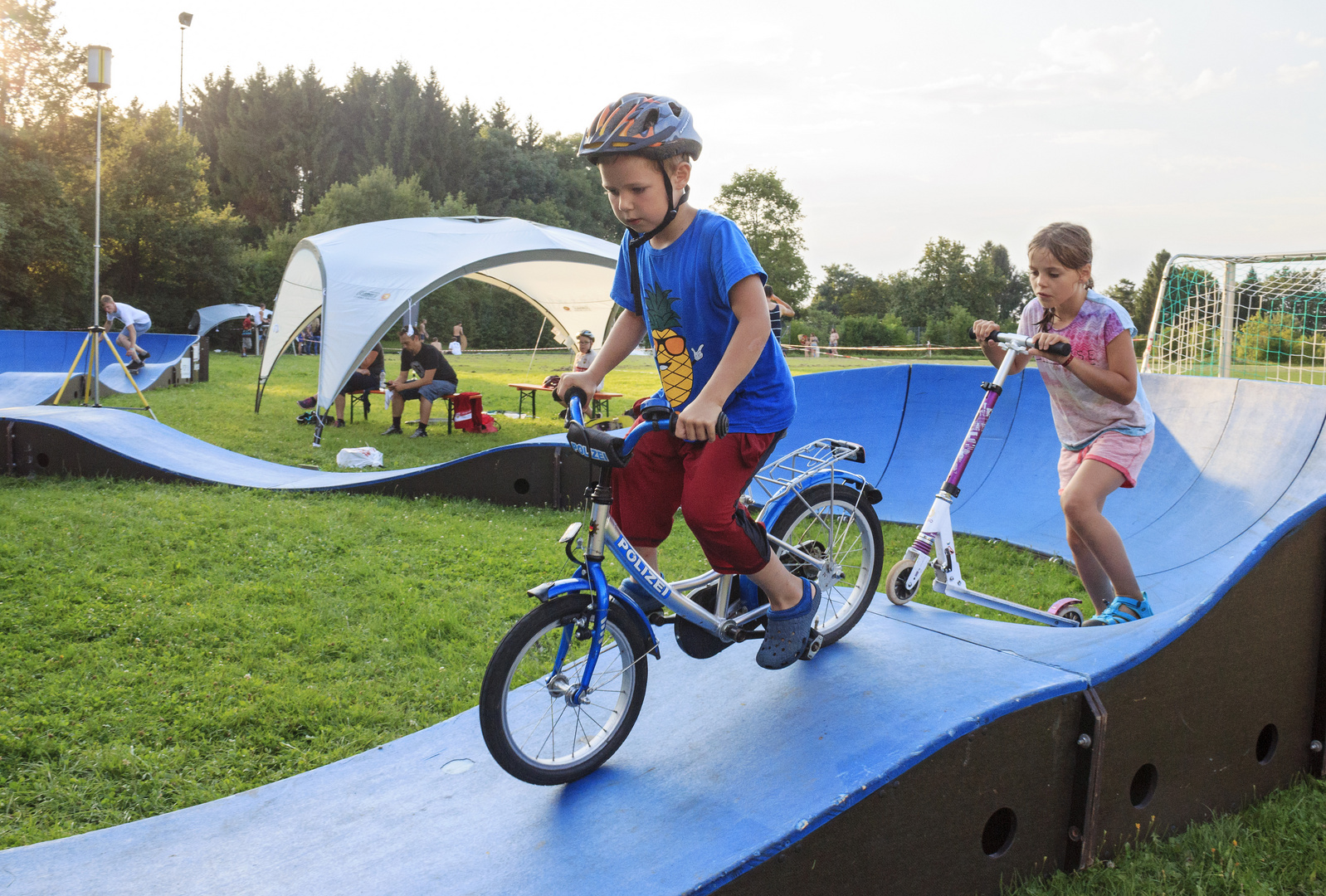 Spielende Kinder beim "Staufen Downhill 2017" in Hohenstaufen